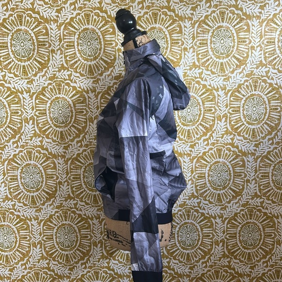 Nike Shield Flash Weather Resistant Hooded Full Zip Running Jacket Black/Grey XS - Picture 6 of 16